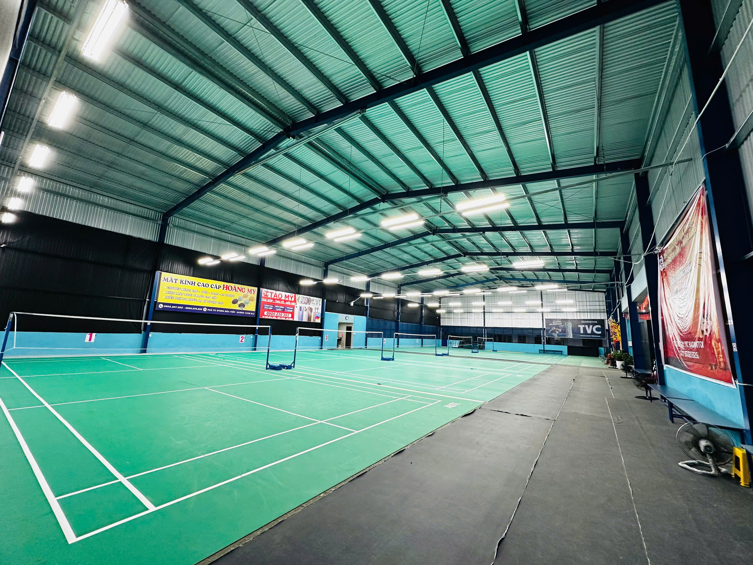 Toàn cảnh sân cầu lông TVC Badminton Hòa Tiến