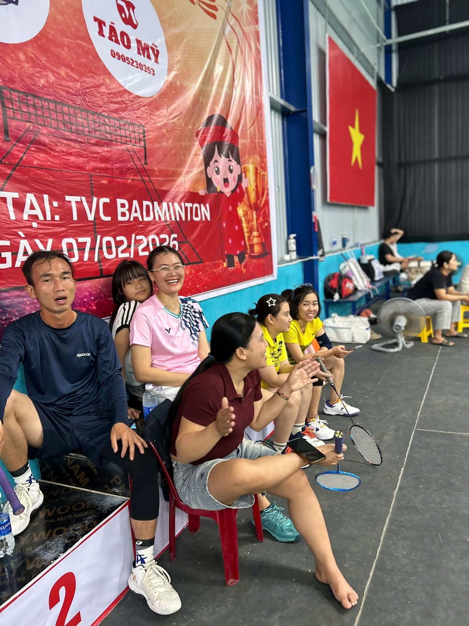 Người chơi cổ vũ tại sân TVC